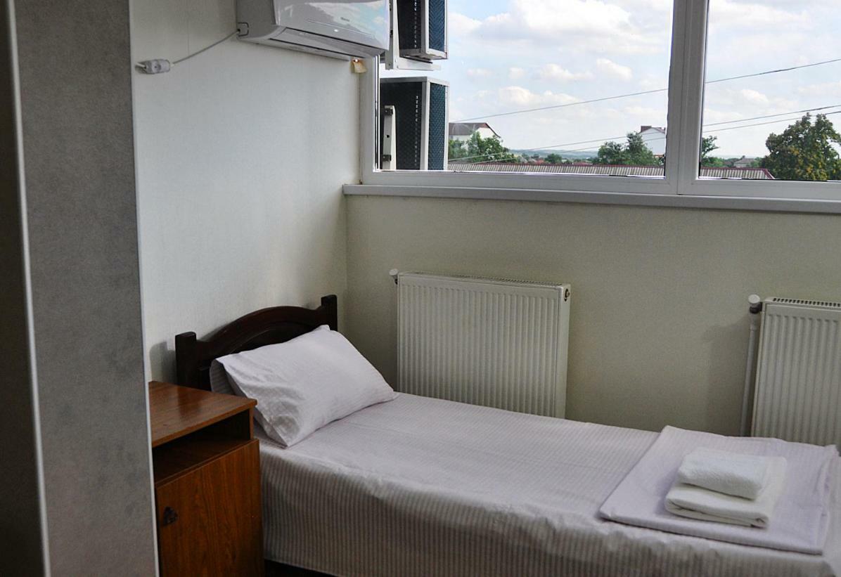 Medelean Hotel Comrat Ngoại thất bức ảnh