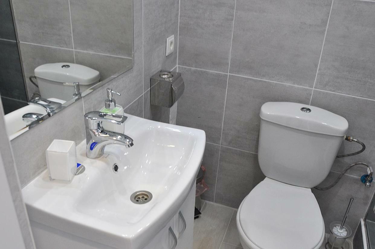 Medelean Hotel Comrat Ngoại thất bức ảnh