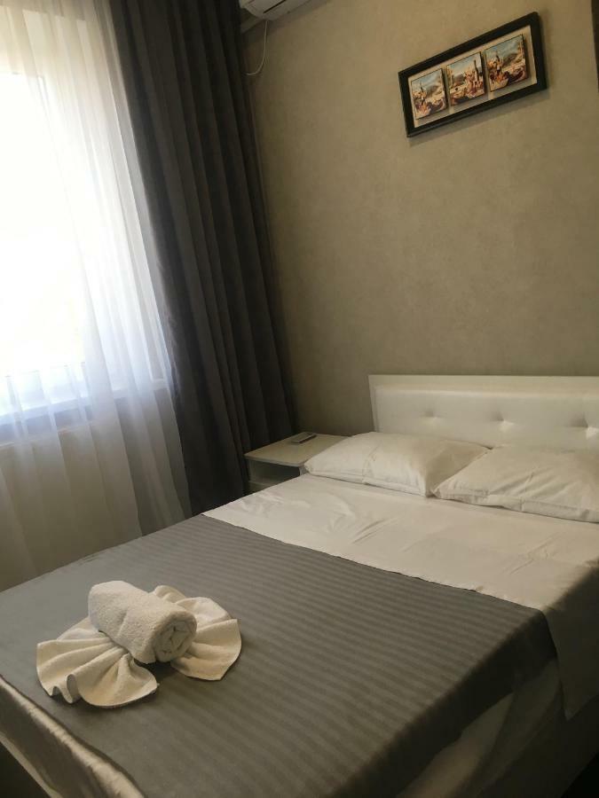 Medelean Hotel Comrat Ngoại thất bức ảnh